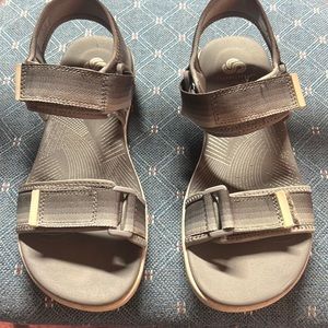 Cloudsteppers by Clark’s soft cushion sandals great shape size 6